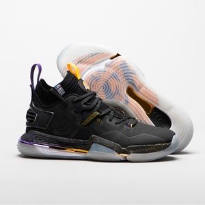 Basketball shoes (Tarmak SE-900 Lakers) Gently used indoor only. EUR size 41